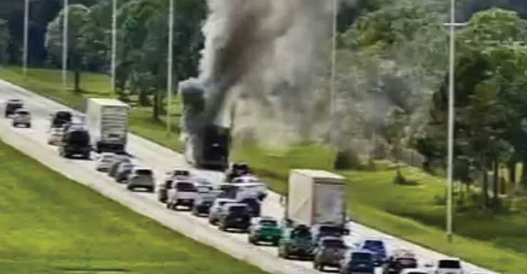 Incendio de autobús chárter cierra la I-95 en dirección sur en Hobe Sound
