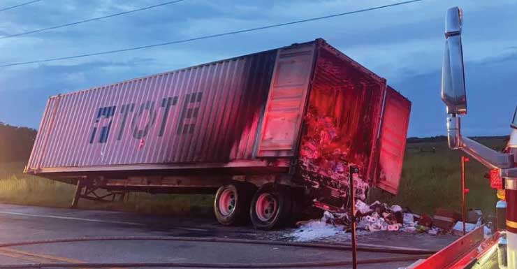 Incendio de camión semirremolque cierra carretera cerca de South Fork High School