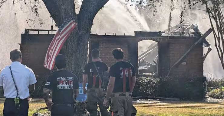 Incendio destruye la mitad de una casa en Fruit Cove; nadie resultó herido