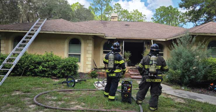 Incendio en el ático causa graves daños a una vivienda en Beverly Hills y desplaza a una familia