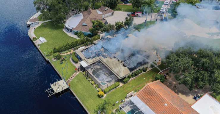 Intensas llamas y humo envuelven una casa de Fort Myers Shores a lo largo del río Caloosahatchee