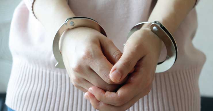 Mujer arrestada después de presuntamente golpear a su novia durante una discusión por alcohol