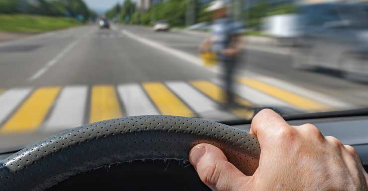 Mujer muere después de ser atropellada por un automóvil mientras caminaba por una carretera de Lady Lake