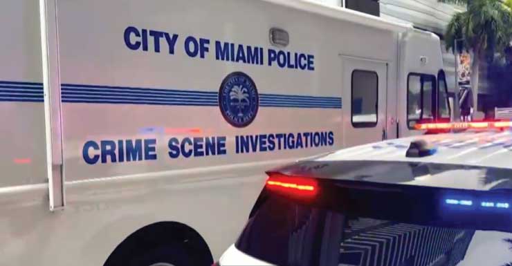 Mujer muerta, hombre detenido después de un apuñalamiento en un edificio de gran altura en Brickell