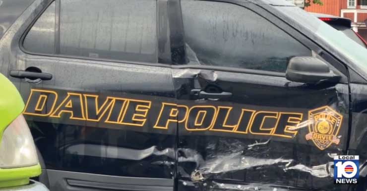 Oficial de policía de Davie resulta herido en un accidente