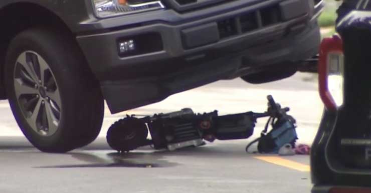 Padre y 2 niños hospitalizados después de que un scooter chocara contra una camioneta pickup en Hallandale Beach