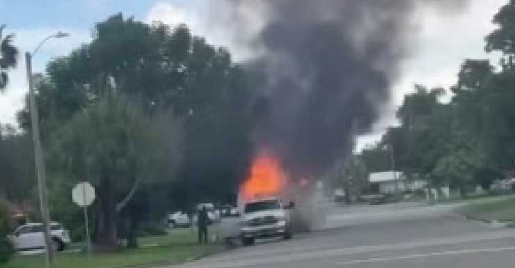 Remolque de jardinería destruido por un incendio en Lehigh Acres
