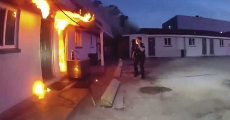 Policías de Sarasota sacan a los ocupantes de un motel durante un incendio