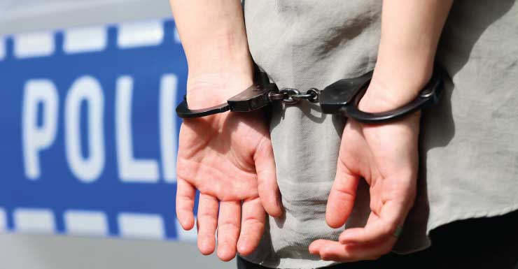 Un joven de 15 años es arrestado por atacar a una mujer después de tocar a su puerta, según ayudantes del sheriff del condado de Alachua
