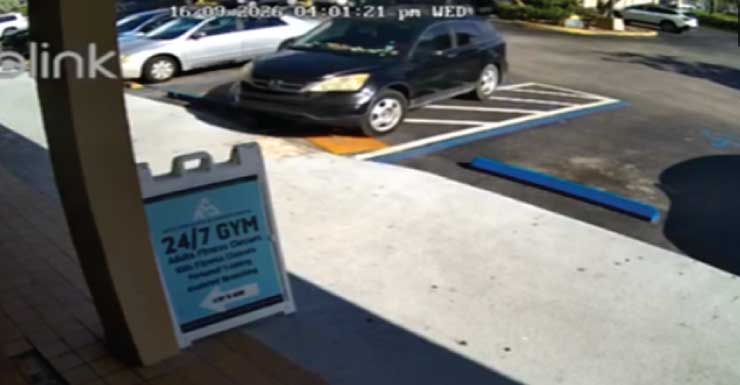 Video muestra un automóvil entrando en un Dollar Tree en Marathon