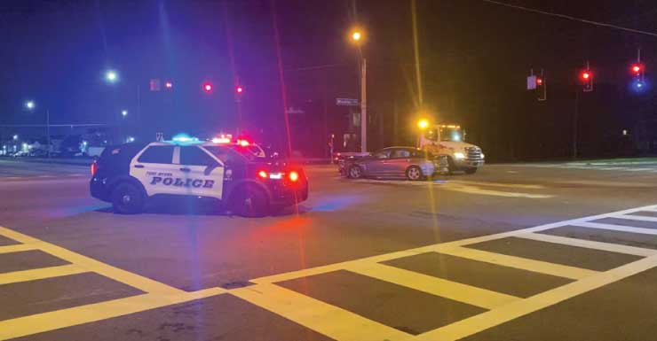 Accidente automovilístico durante la madrugada en la intersección de Winkler Avenue y Veronica S. Shoemaker Boulevard, en Fort Myers