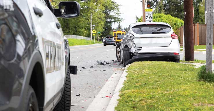 Accidente con fuga deja un automóvil atrapado entre arbustos en Lehigh Acres; investigación en curso
