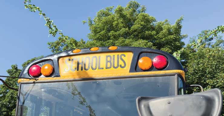 Autobús escolar que transportaba estudiantes de Centennial High choca contra un poste de energía