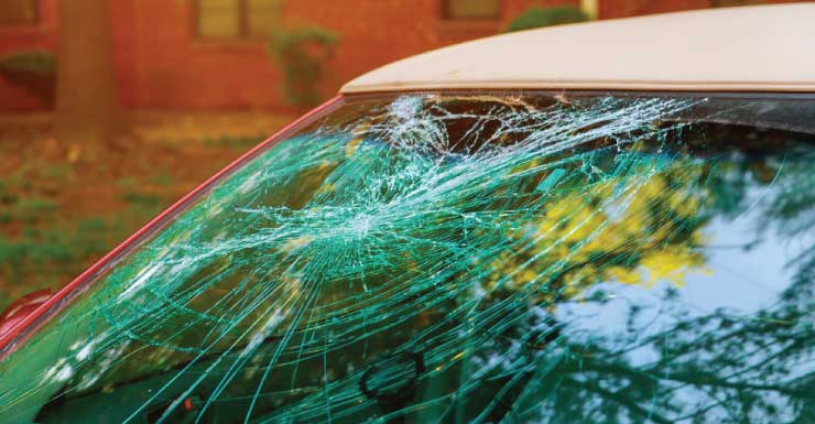 Automóvil choca contra un edificio en North Collier Boulevard, en Marco Island; una persona es trasladada al hospital
