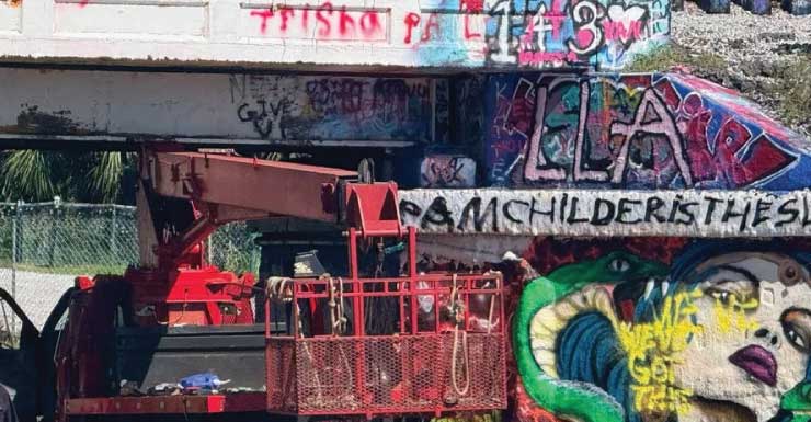 Camión con plataforma colisiona contra el Graffiti Bridge en Pensacola