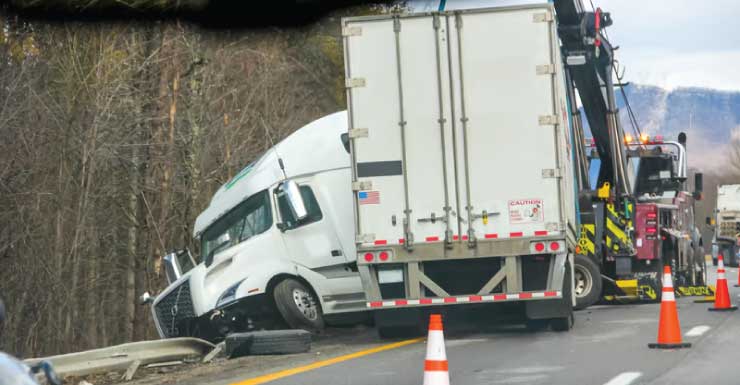 Camión con semirremolque vuelca en la I-75, en el condado de Marion; los carriles son reabiertos