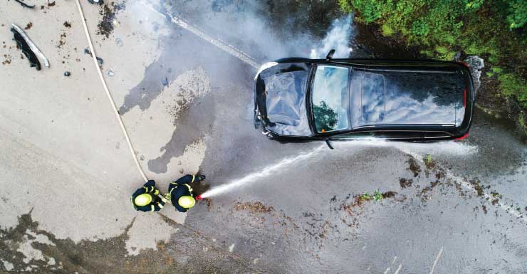 Dos personas son hospitalizadas después de que un conductor de edad avanzada chocara contra un automóvil y provocara un incendio en Miami Beach