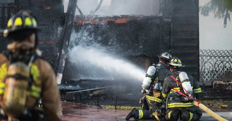 Explosión gigantesca’ provoca incendio en vivienda de St. James City mientras propietario salva a su esposa y a su perro de 21 años