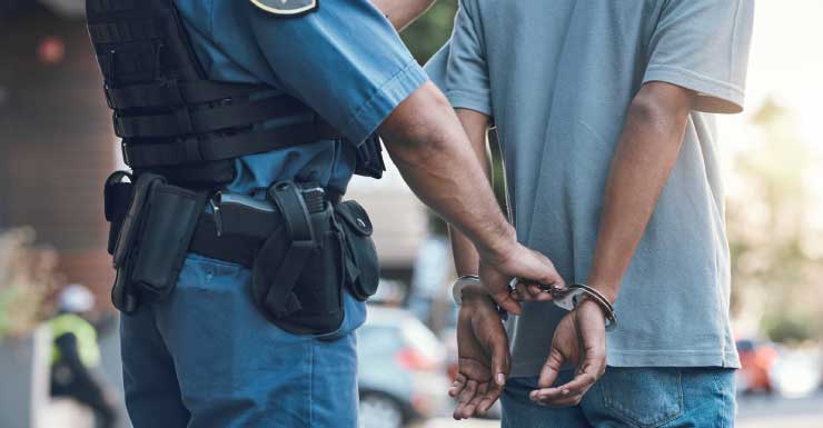 Hombre con 17 suspensiones de licencia es arrestado tras estrellarse contra un bar y restaurante en North Miami y huir, según la policía