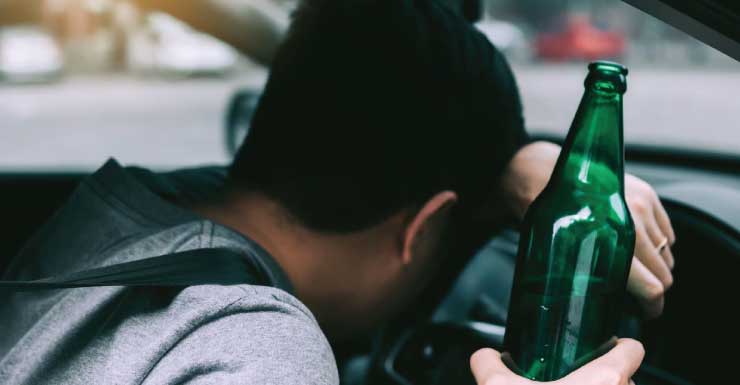 Hombre es acusado de violar su libertad condicional tras ser arrestado por conducir ebrio y chocar contra varios automóviles en el condado de Lee