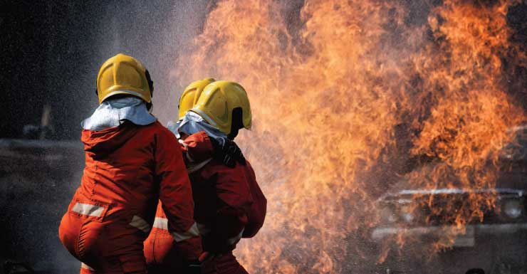 Incendio afecta una cochera en Bonita Springs y daña un Corvette antiguo