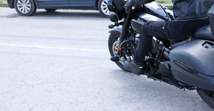 Motociclista de Bartow muere tras chocar contra una señal cerca de una rotonda en el condado de Pasco, según la FHP