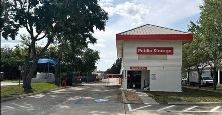 Mujer de Florida es acusada de disparar contra una gerente tras ser sorprendida durmiendo dentro de una unidad de almacenamiento