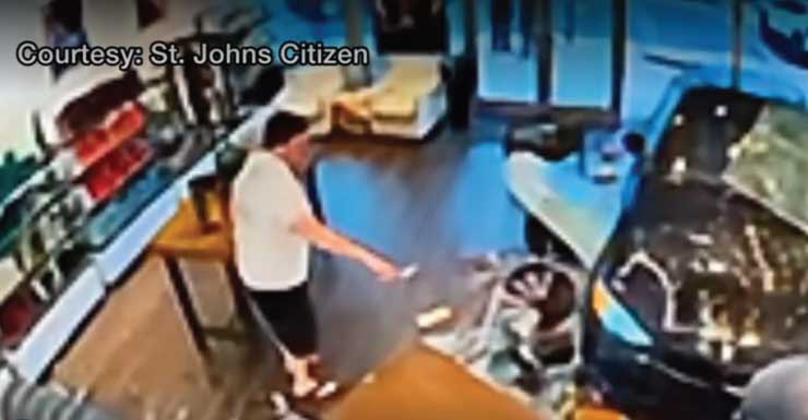 “No tuvimos tiempo de reaccionar”: una pareja queda atrapada tras la entrada de un BMW en un salón del St. Johns Town Center