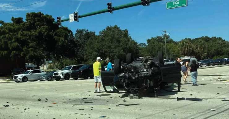 Todas las vías bloqueadas cerca de la intersección de PGA Boulevard tras una volcadura; una persona fue hospitalizada