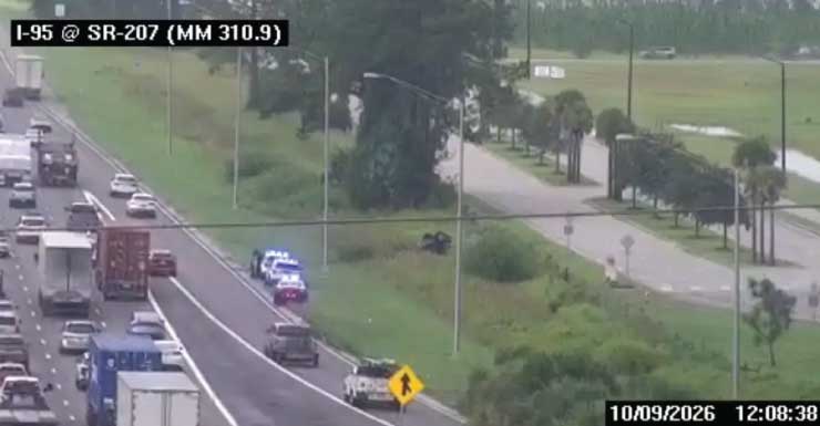 Un automóvil vuelca en una zanja y causa demoras en la I-95 cerca de SR 207; se reporta una persona herida