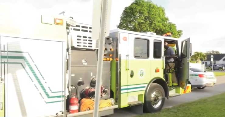 Varios vehículos quedan calcinados tras un incendio en un concesionario de Homestead